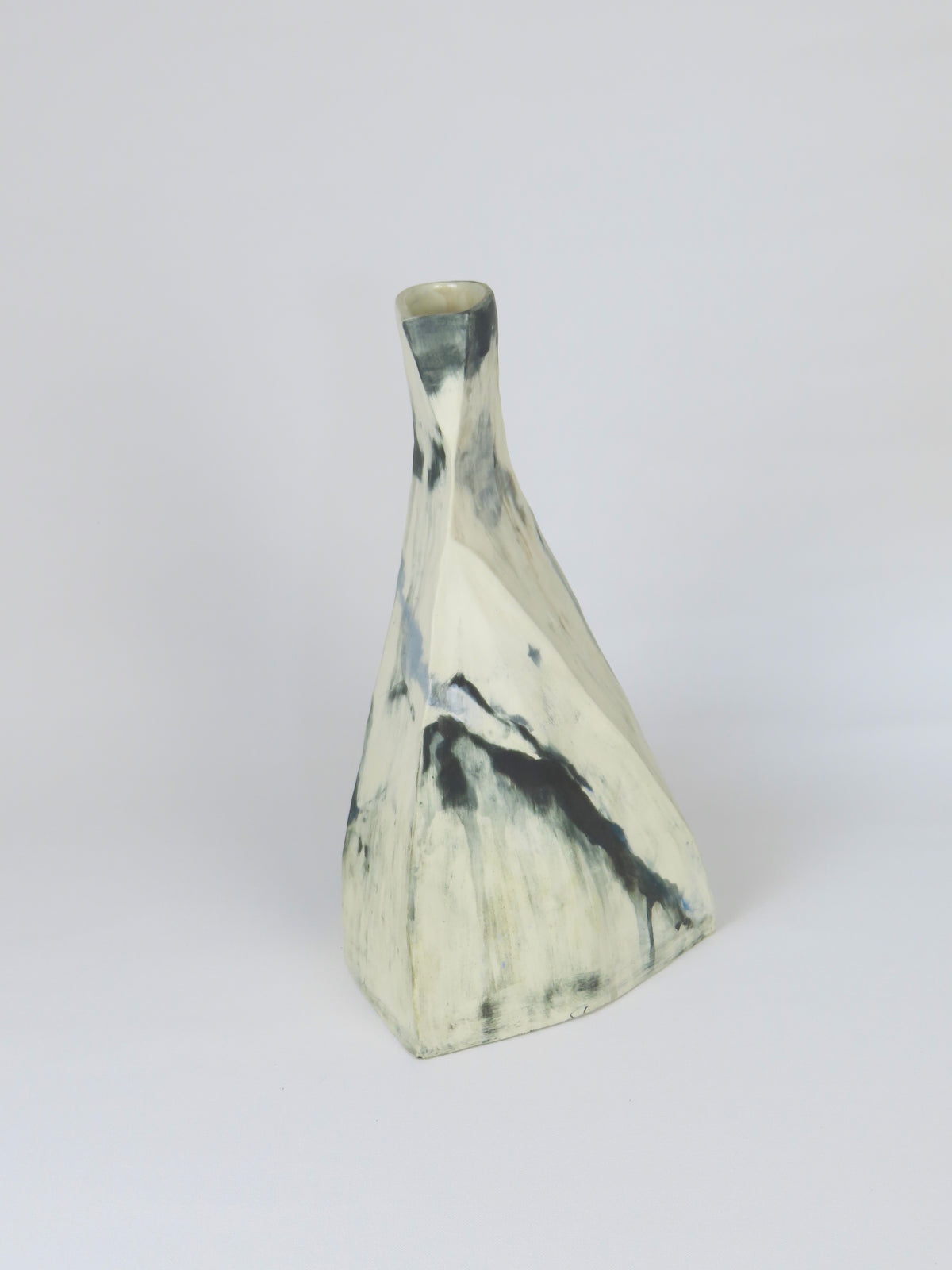 Anke Klevjer | earth lifts up as high as it can